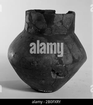 Proto-Saxon urne de faïence sans décoration. Anciennes jongs et ajouts, fissures ouvertes et fractionnées, lacuna dans le bord, espace dans le mur, urne, faïence, hauteur: 15,5 cm, préhistoire -1200 Banque D'Images