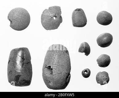 perle cylindrique, percée aux extrémités étroites, perle, organique, ambré, longueur: 1,5 cm, préhistoire -2300 Banque D'Images