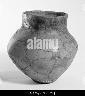 Proto-Saxon urne de poterie sans décoration. Vieux Londres et ajouts, le bord est endommagé., Urn, poterie, h: 15,5 cm, diam.: 15,5 cm, préhistoire -1200 Banque D'Images