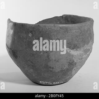 Proto-Saxon urne de poterie sans décoration. Ancien collage et ajouts, fissures dans le fond, grand espace dans le bord, dommages à la surface. Sur les moules 29-1-2008 enlevés., Contient des résidus crécontraint., Urn, faïence, h: 11,3 cm, diam.: 15,7 cm, préhistoire -800 Banque D'Images
