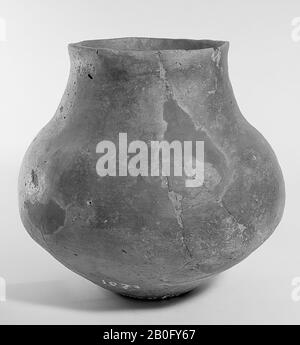 Proto-Saxon urne de faïence sans décoration. Quelques colles et ajouts, diverses fissures avec des branches, trou dans le ventre, urne, poterie, h: 21,9 cm, diam: 22,5 cm, préhistoire -1200 Banque D'Images