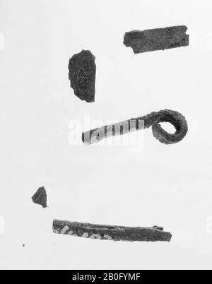 aiguille et quelques morceaux de bronze d'une broche ou d'une fibula, fragment, métal, bronze, préhistoire -1200 Banque D'Images