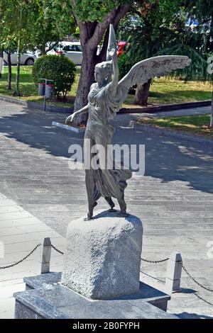 Kavala, Grèce - 11 juin 2018 : sculpture de la déesse dans le parc Iroon dans la ville de Macédoine-est Banque D'Images