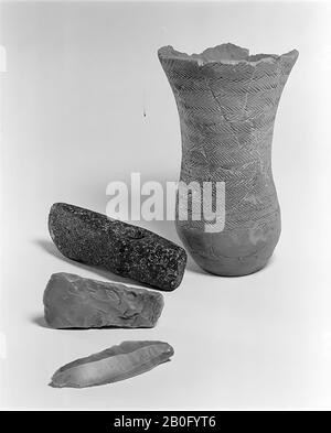 longue teinte, sur les côtés longs légèrement retouchée, lame, pierre, silex, longueur: 11 cm, préhistoire -2700 Banque D'Images