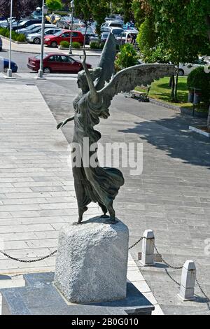 Kavala, Grèce - 11 juin 2018 : sculpture de la déesse dans le parc Iroon dans la ville de Macédoine-est Banque D'Images