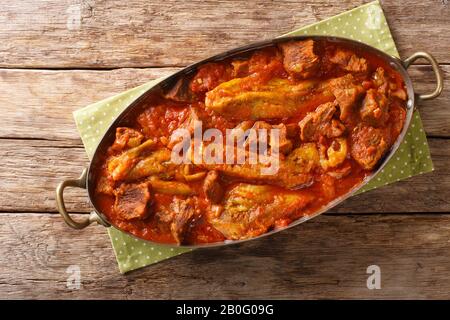 Khoresh bademjan, aubergine persane, ragoût de viande et de tomate braisé avec des épices dans une poêle sur la table. Vue de dessus horizontale Banque D'Images