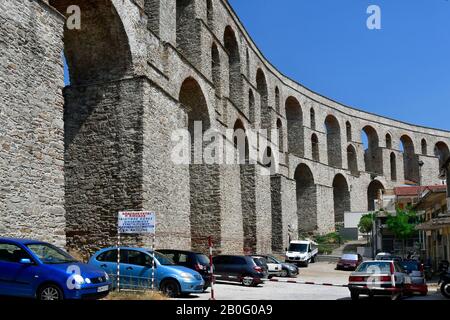 Kavala, Grèce - 11 juin 2018 : aqueduc médiéval Kamares dans la ville de Macédoine-est Banque D'Images