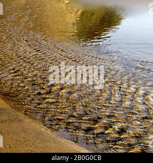 Résumé des marées détaillées dans le sable à marée basse sur la plage de Penbryn dans le sud-ouest du pays de Galles UK Banque D'Images