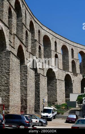 Kavala, Grèce - 11 juin 2018 : aqueduc médiéval Kamares dans la ville de Macédoine-est Banque D'Images