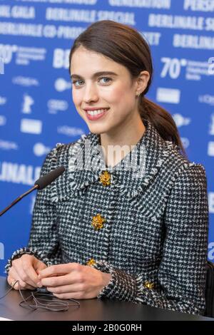 Sarah Margaret Qualley assiste à une conférence de presse et de photocall de « My Salinger Year » au cours du 70ème Festival international du film de Berlinale à Berlinalepalast à Berlin, en Allemagne, le 20 février 2020. | utilisation dans le monde entier Banque D'Images