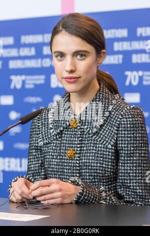 Sarah Margaret Qualley assiste à une conférence de presse et de photocall de « My Salinger Year » au cours du 70ème Festival international du film de Berlinale à Berlinalepalast à Berlin, en Allemagne, le 20 février 2020. | utilisation dans le monde entier Banque D'Images