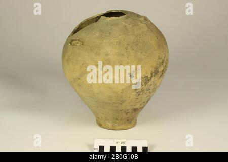 Boucles d'oreilles romaines en faïence grise à parois rugueuses, le bord supérieur s'est rétréci horizontalement. Trouvé dans la plaine de Housse près des excavations pour les travaux de fortification. Avec un trou dans le fond., Urntje, poterie, h: 15,5 cm, diam.: 16,7 cm, roman, Pays-Bas, Utrecht, Bunnik, Fighting Banque D'Images