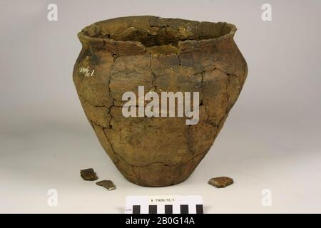 Urne de terre cuite marron, le ventre levé haut. Le bord incliné d'en haut décoré avec des empreintes de doigt. Avec 3 fragments séparés. Avec une lacuna dans le bord, vieux collage et ajouts., Urn, poterie, h: 23 cm, diam: 24 cm, préhistoire -1200 Banque D'Images