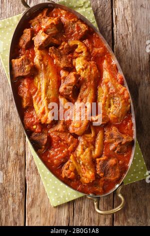 Recette de Khoresh Bademjan, un ragoût d'aubergine persane dans une sauce épaisse à base de tomate avec des morceaux de viande se rapprochées dans une poêle sur la table. Vue de dessus verticale fr Banque D'Images