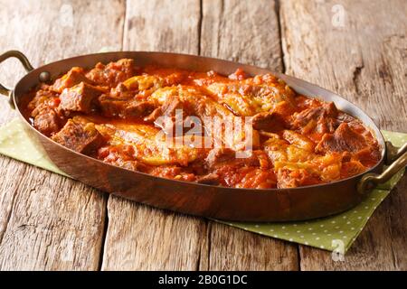 ragoût d'agneau avec aubergine, oignons, épices dans une poêle sur la table. horizontal Banque D'Images