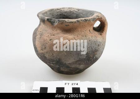 Pot avec oreille de faïence formée à la main. La jante est endommagée., Pot, faïence (moulée à la main), h: 8,8 cm, diam.: 11,2 cm, roman, Pays-Bas, Friesland, Dongeradeel, Hiaure Banque D'Images