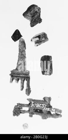 deux fragments de fibula transformé en jour, fragment, métal, bronze, longueur: 2,6 cm, préhistoire -500 Banque D'Images