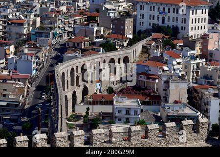 Kavala, Grèce - 11 juin 2018: Vue du château médiéval avec des remparts à l'aqueduc médiéval Kamares Banque D'Images