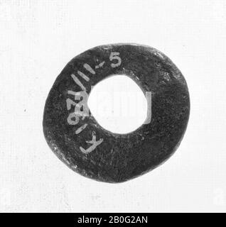 bague argent (disque percé), perle, métal, bronze, longueur: 1,4 cm, préhistoire -500 Banque D'Images
