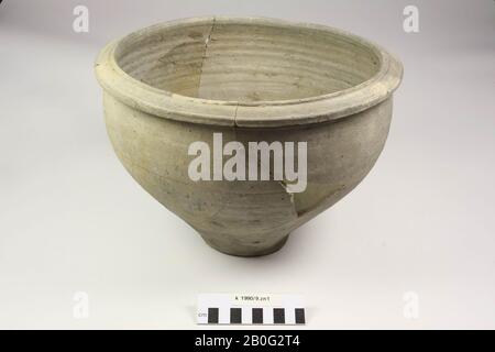 Bol romain en faïence grise à parois rugueuses. Construit à partir de divers fragments collés, il manque un morceau du ventre et de la jante., bol, faïence, h: 21,5 cm, diam.: 30,6 cm, roman, Pays-Bas, Brabant du Nord, Oss, Oss Banque D'Images