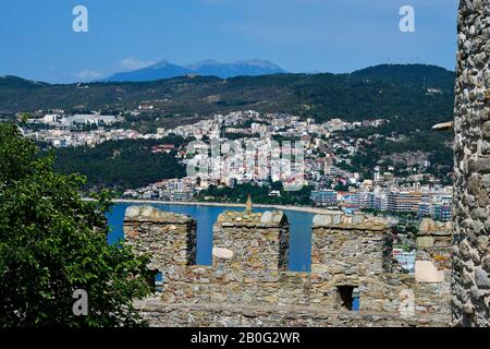 Kavala, Grèce - 11 juin 2018: Vue du château médiéval avec des remparts à la ville sur la mer Egée Banque D'Images