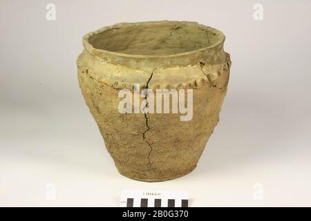 Pot de faïence. Vieux jongs et ajouts, grande fissure ouverte du fond au bord., Pot, faïence, h: 23 cm, diam: 24 cm, préhistoire, Pays-Bas, Limbourg, Bergen, Puits Banque D'Images