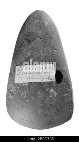 hache en pierre avec section ovale, pointe pointue et coupe large. Coupez la coupe, puis battez. Gris grauwacke, hache, pierre, 9,6 x 5,5 cm, préhistorique -4000 Banque D'Images