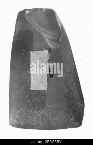 flint ax avec section transversale ovale et seulement des facettes longitudinales très faibles. Côtés légèrement aplatis. Quittez les négatifs en haut tronqué. Très probablement la partie supérieure coupée d'une hache à l'origine beaucoup plus grande, mais coupe croisée. Marbré, ornaise, hache, pierre, flute, 10,3 x 6,1 cm, préhistorique -4000 Banque D'Images