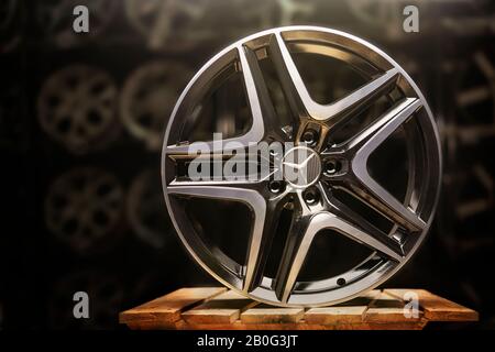 Krasnoyarsk, Russie, 20 février 2020: Jantes alliage noir original Mercedes Benz nouveau, avec une étoile à trois poutres. La roue d'origine. Banque D'Images