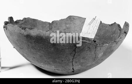 Fond d'une urne de faïence. Ancienne colle, quelques fissures, écrites sur les panneaux intérieurs pour le collage. Contient des restes incinérés., Urn, fragment, poterie, h: 10,7 cm, diam.: 24 cm, préhistoire -800 Banque D'Images