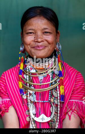 Portrait D'Une Femme Du Groupe Ethnique Kayaw, Village De Htay Kho, Loikaw, Myanmar. Banque D'Images