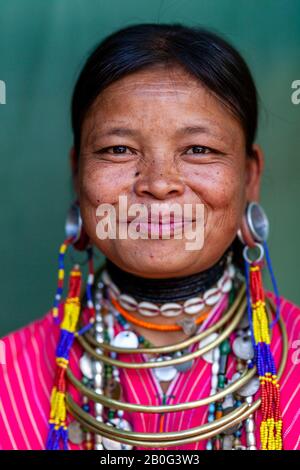 Portrait D'Une Femme Du Groupe Ethnique Kayaw, Village De Htay Kho, Loikaw, Myanmar. Banque D'Images