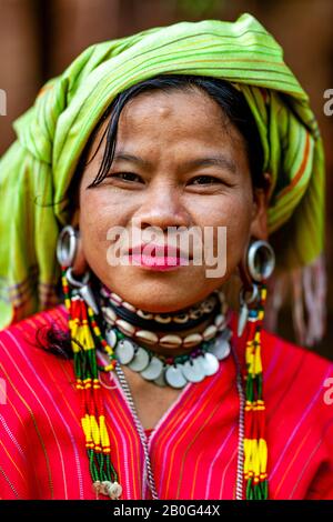 Une Jeune Femme Du Groupe Ethnique Kayaw, Village De Htay Kho, Loikaw, Myanmar. Banque D'Images