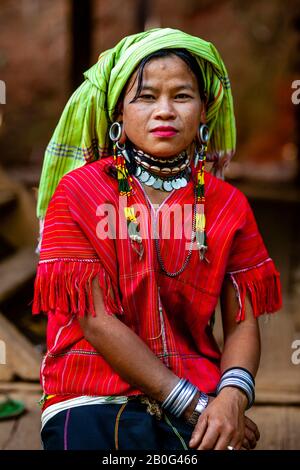 Une Jeune Femme Du Groupe Ethnique Kayaw, Village De Htay Kho, Loikaw, Myanmar. Banque D'Images