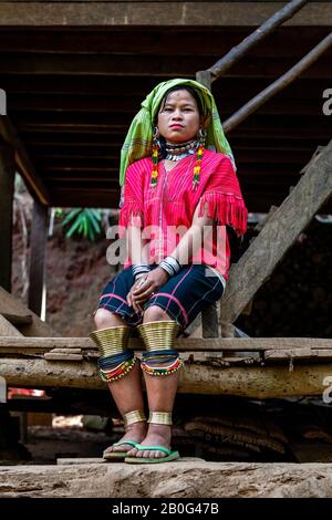 Une Jeune Femme Du Groupe Ethnique Kayaw, Village De Htay Kho, Loikaw, Myanmar. Banque D'Images