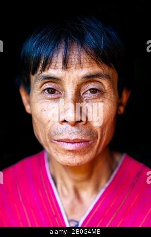 Un Portrait De M. Munney (Le Chasseur De Village) Du Groupe Ethnique Kayaw, Du Village Htay Kho, Loikaw, Myanmar. Banque D'Images