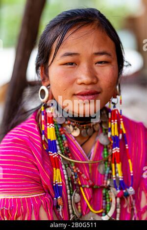 Une Jeune Femme Du Groupe Ethnique Kayaw, Village De Htay Kho, Loikaw, Myanmar. Banque D'Images