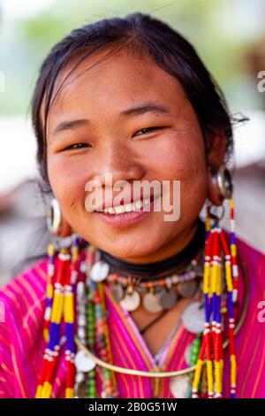 Une Jeune Femme Du Groupe Ethnique Kayaw, Village De Htay Kho, Loikaw, Myanmar. Banque D'Images