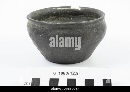 Plâtre moulé d'un pot restauré de la résidence néolithique près de Vlaardingen. Fond plat. Le bord est endommagé., Casting, pot, gypse, h: 6,7 cm, diam.: 11,5 cm, préhistoire 1963-1963, Pays-Bas, Hollande du Sud, Vlaardingen, Vlaardingen Banque D'Images