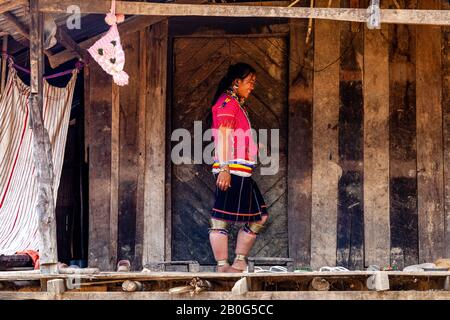 Une Jeune Femme Du Groupe Ethnique Kayaw À L'Extérieur De Sa Maison, Htay Kho Village, Loikaw, Myanmar. Banque D'Images