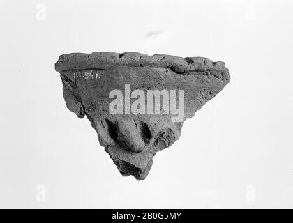 des fragments d'un pot de terre marron clair, légèrement cuit, rugueux et hors de contrôle, apparemment édité, mais autour du bord d'une décoration en zigzag en relief, et sur le bord des impressions avec le clou, semble, prévoir. Sous le bord, une bande horizontale composée de bouts de doigts pressés, de shard, de poterie, de préhistoire -800 Banque D'Images