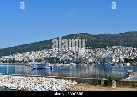 Kavala, Grèce - 11 juin 2018 : ferry pour l'île de Thassos en quittant le port de la ville en Macédoine-est Banque D'Images