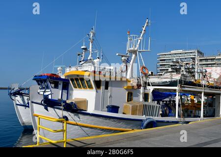 Kavala, Grèce - 11 juin 2018 : bateau de pêche sur la promenade dans le port de la ville en Macédoine-est Banque D'Images