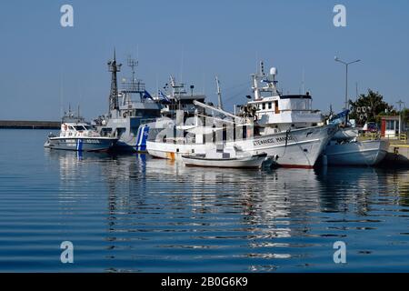 Kavala, Grèce - 11 juin 2018 : navires de pêche et navire de garde-côtes dans le port de la ville de Macédoine-est Banque D'Images