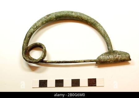 grand bulbe d'arche en bronze avec renfort torsadé. Aiguille de la partie cassée, fibula, fibula de l'arche, métal, bronze, 12,6 x 1,1 x 7,2 cm, âge de transition bronze-Hallstatt, Autriche, inconnu, inconnu, inconnu Banque D'Images