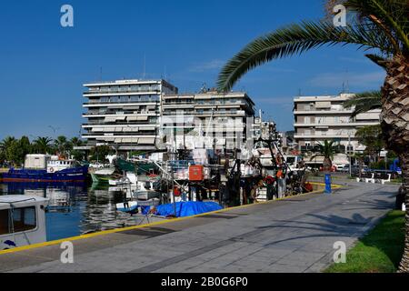 Kavala, Grèce - 11 juin 2018: Bateaux de pêche sur la promenade dans le port de la ville en Macédoine-est Banque D'Images