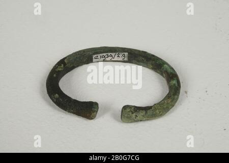 Anneau de protection ouvert en bronze avec extrémités épaissies, bracelet, métal, bronze, diamètre: 4,5 cm, préhistoire -1200 Banque D'Images