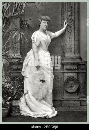 Frances Hodgson Burnett (1849-1924) l’écrivain américain se souvient le mieux des romans De ses enfants, Le Petit Seigneur Fauntleroy (1886) et le jardin secret (1911). Photographie du portrait original du studio prise par Herbert Rose Barraud (1845-1896) en 1888. Voir plus d'informations ci-dessous. Banque D'Images