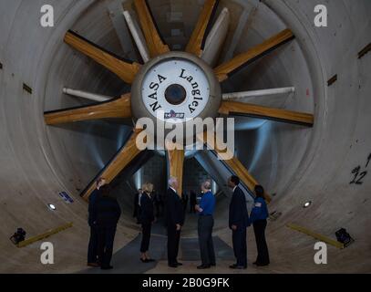 Hampton Roads, États-Unis. 19 Février 2020. Mike Pence, vice-président des États-Unis, visite le tunnel sous-sonique du vent 14 x 22 lors d'une visite du Centre de recherche Langley de la NASA le 19 février 2020 à Hampton, en Virginie. Crédit: Anthony Nin Leclerec/Us Air Force/Alay Live News Banque D'Images