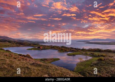 Vue magnifique sur l'estuaire de Clyde au coucher du soleil avec Arran et Hunterston à la distance hazy. Banque D'Images